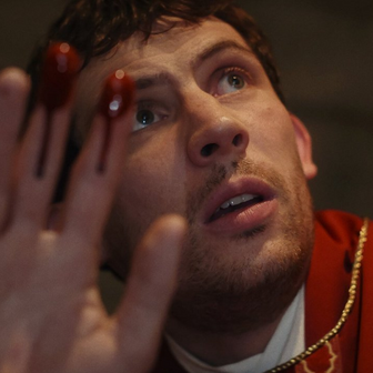 Josh O'Connor jako kněz ve filmu Na nože: Probuzení mrtvého muže.