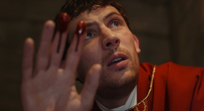 Josh O'Connor jako kněz ve filmu Na nože: Probuzení mrtvého muže.