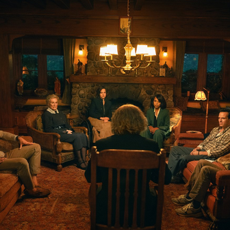 Daryl McCormack, Glenn Closeová, Cailee Spaenyová, Kerry Washingtonová, Andrew Scott a Jeremy Renner ve filmu Na nože: Probuzení mrtvého muže.