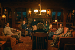 Daryl McCormack, Glenn Closeová, Cailee Spaenyová, Kerry Washingtonová, Andrew Scott a Jeremy Renner ve filmu Na nože: Probuzení mrtvého muže.