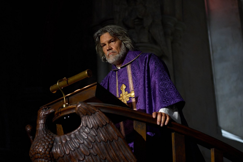 Josh Brolin jako bezskurpulózní monsignor Wicks ve filmu Na nože: Probuzení mrtvého muže.