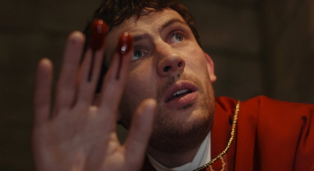 Josh O'Connor jako kněz ve filmu Na nože: Probuzení mrtvého muže.