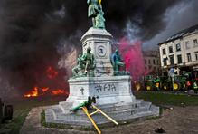 Tisíc traktorů vs. EU: Brutální střety u Evropského parlamentu