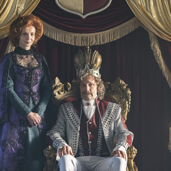 Jana Plodková jako vychovatelka Hortenzie a Tomáš Maštalír coby král v pohádce Záhada strašidelného zámku.