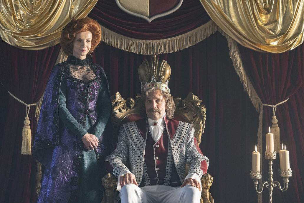 Jana Plodková jako vychovatelka Hortenzie a Tomáš Maštalír coby král v pohádce Záhada strašidelného zámku.