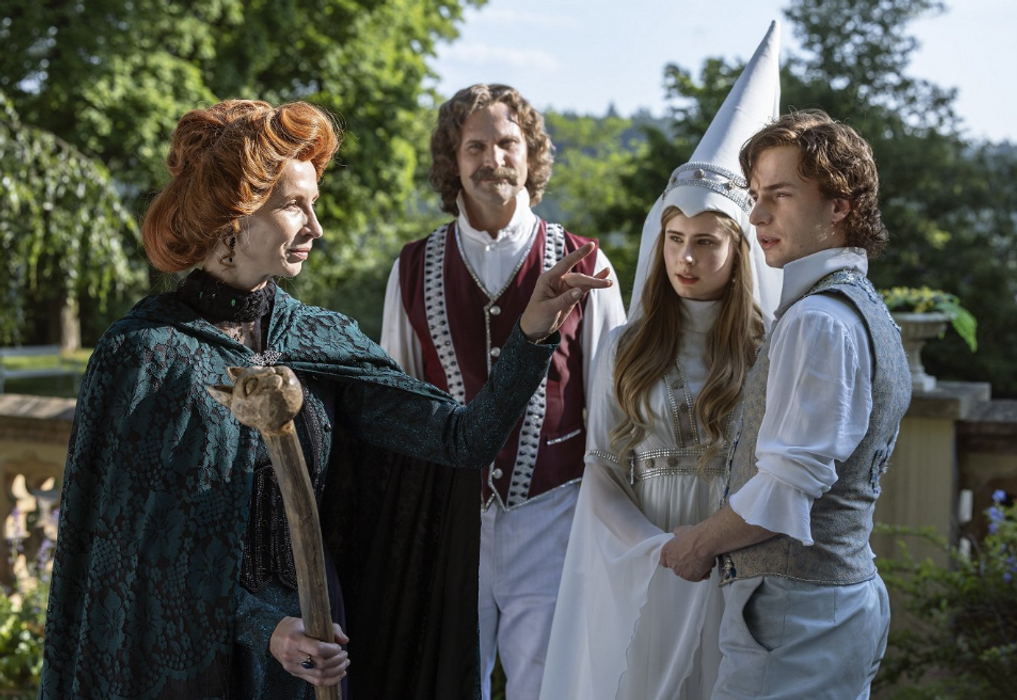 Jana Plodková, Tomáš Maštalír, Sofie Anna Švehlíková jako princezna Elvíra a Oskar Hes v roli prince Armina ve štědrovečerní pohádce Záhada strašidelného zámku