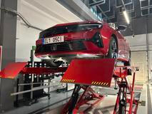 „U elektromobilů při měření geometrie často vidíme hodnoty, které by u spalovacích aut působily extrémně. Ale jinak by to nešlo, vůz by se nechoval stabilně,“ vysvětluje Petr Kunzl, školitel z firmy AD Technik.