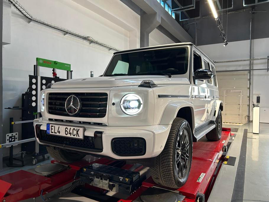 Na zkušebnu jsme vzali dva elektromobily, Opel Astru ST Electric a Mercedes-Benz Třídy G z řady EQ. Mercedes-Benz Třídy G EV