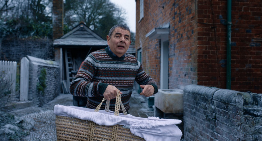 Rowan Atkinson v seriálu Mimino na mušce (2025).                   