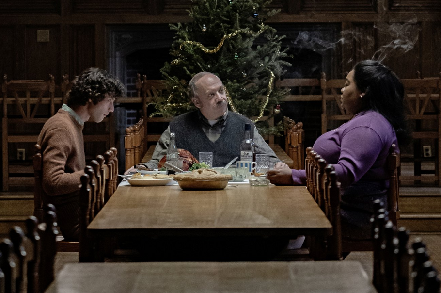 Dominic Sessa, Paul Giamatti a Da'Vine Joy Randolphová ve filmu Zimní prázdniny (2023). 