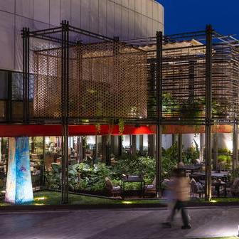 Zaměřuje se také na interiéry a exteriéry restaurací.