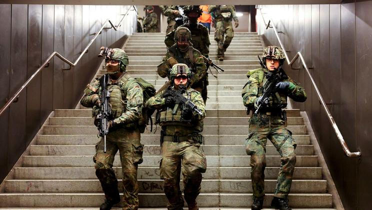 Německo, Berlín, metro vojenské cvičení, Rusko, Bundeswehr