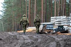 Estonští vojáci při stavbě prvních bunkrů Baltské defenzivní linie na hranici s Ruskem, prosinec 2025.