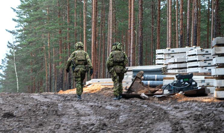 Estonští vojáci při stavbě prvních bunkrů Baltské defenzivní linie na hranici s Ruskem, prosinec 2025.
