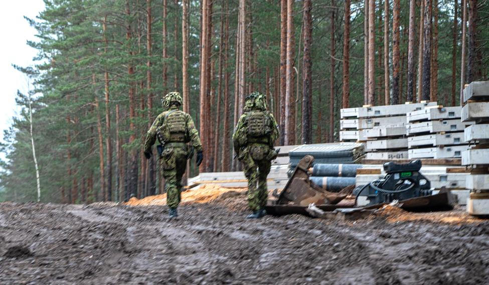 Estonští vojáci při stavbě prvních bunkrů Baltské defenzivní linie na hranici s Ruskem, prosinec 2025.