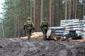 Estonští vojáci při stavbě prvních bunkrů Baltské defenzivní linie na hranici s Ruskem, prosinec 2025.