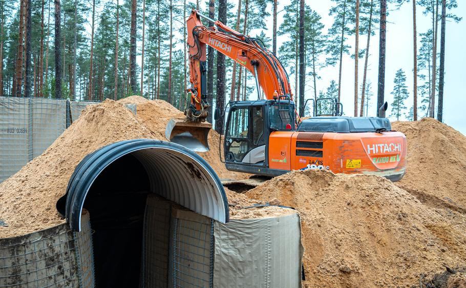 Bagr při výstavbě jednoho z prvních pěti bunkrů, prosinec 2025.