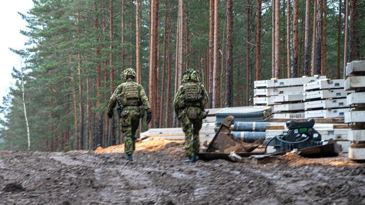 Estonští vojáci při stavbě prvních bunkrů Baltské defenzivní linie na hranici s Ruskem, prosinec 2025.