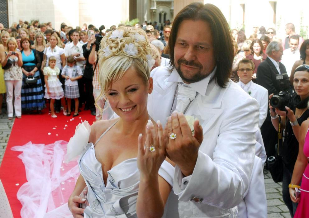 Okázalá svatba s Bartošovou, dluhy i pohádkové ambice. Pomeje šel do všeho naplno