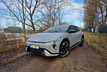 Baterie v útrobách má 58,3 nebo 81,4 kWh; s větší baterkou a na 17palcových kolech zvládne EV4 papírově až 625 kilometrů. Realita je o něco horší.