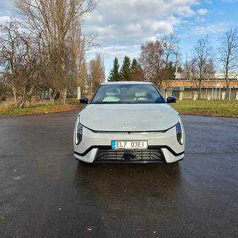 Na českém trhu se nabízí se dvěma karoseriemi: jako hatchback nebo sedan, kterému automobilka říká fastback.