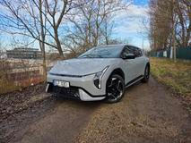 Baterie v útrobách má 58,3 nebo 81,4 kWh; s větší baterkou a na 17palcových kolech zvládne EV4 papírově až 625 kilometrů. Realita je o něco horší.