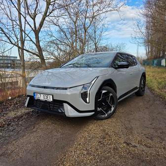 Baterie v útrobách má 58,3 nebo 81,4 kWh; s větší baterkou a na 17palcových kolech zvládne EV4 papírově až 625 kilometrů. Realita je o něco horší.