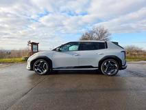 S délkou 4430 mm patří EV4 k největším kompaktům na trhu, stejně jako díky rozvoru náprav nataženém na 2820 mm mezi nejprostornější.