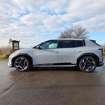 S délkou 4430 mm patří EV4 k největším kompaktům na trhu, stejně jako díky rozvoru náprav nataženém na 2820 mm mezi nejprostornější.