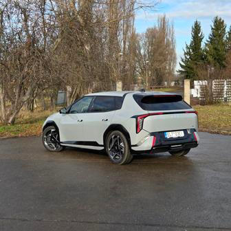 V zimě EV4 i s extenzivním použitím dálnice a na 19palcových kolech umí jezdit za 21,1 kWh / 100 km, ve městě a mimo něj se kombinace dostane k 18 kWh / 100 km.