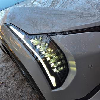 Standardem výbavy GT-Line jsou adaptivní přední LED světla, která i v noční mlze svítí opravdu dobře a umí vykrývat protijedoucí vozidla.