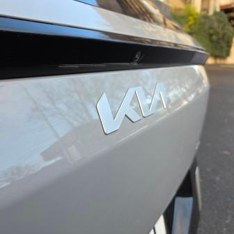 Už delší dobu používá automobilka tuto podobu svého loga.