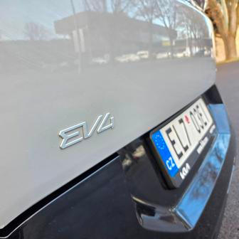 Model EV4 je technicky blízký příbuzný SUV EV3, oba mají 400V verzi platformy E-GMP.