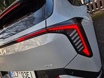 Stejně jako přední mají i zadní světla trochu netradiční tvar.