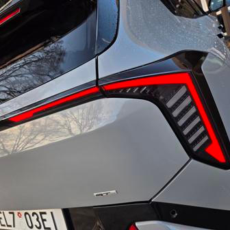 Stejně jako přední mají i zadní světla trochu netradiční tvar.