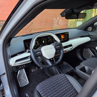 Interiér má rozvržení známé z jiných modelů Kia, což ale není na škodu; až na pětipalcový displej klimatizace je ergonomie na vysoké úrovni.