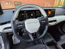 Volant by mohl mít o kousek menší průměr, aby byla pozice za ním přirozenější, nicméně má příjemný povrh potažený umělou kůží.