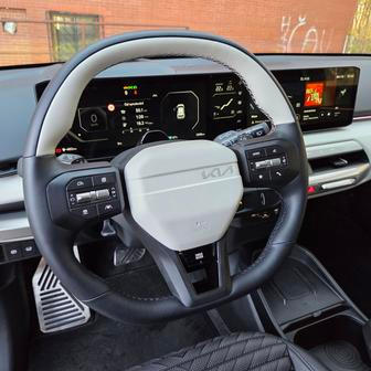 Volant by mohl mít o kousek menší průměr, aby byla pozice za ním přirozenější, nicméně má příjemný povrh potažený umělou kůží.