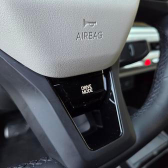 Volba jízdních režimů je na volantu, upraví se nejen charakteristika nastavení třeba odezvy plynového pedálu, ale i barva ambientního osvětlení.