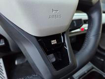 Volba jízdních režimů je na volantu, upraví se nejen charakteristika nastavení třeba odezvy plynového pedálu, ale i barva ambientního osvětlení.