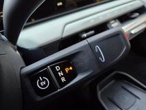 Volič převodovky je pod volantem, tlačítko EV slouží k nastartování.