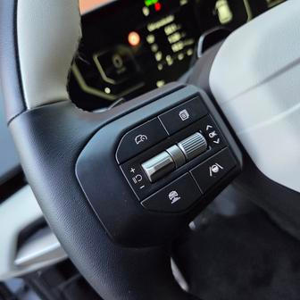 Na volantu nechybí fyzická tlačítka.