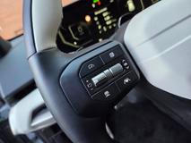 Na volantu nechybí fyzická tlačítka.