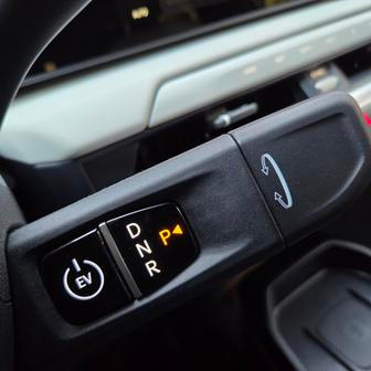 Volič převodovky je pod volantem, tlačítko EV slouží k nastartování.