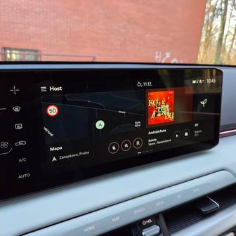 12,3palcový displej navigace a multimediálního systému má velmi dobrou grafiku, ale horší responzivitu.