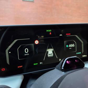 12,3palcové budíky před řidičem mají standardní design modelů Kia.