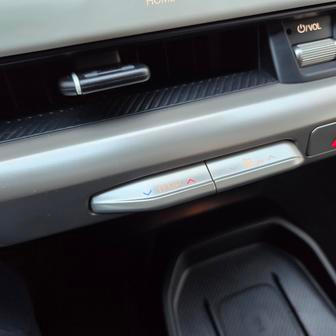 Teplotu lze nastavit i hardwarovými tlačítky.