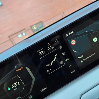 Pro ovládání klimatizace slouží primárně pětipalcový displej, který je ale skrytý částečně za věncem volantu.