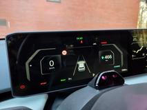 12,3palcové budíky před řidičem mají standardní design modelů Kia.