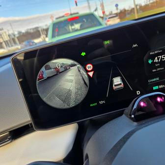 V příplatkovém balíčku za 45 tisíc je i kamerové sledování mrtvých úhlů.